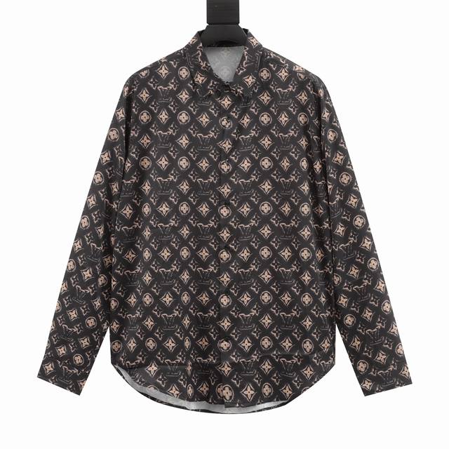 Louisvuitton 路易威登 老花满印衬衫长袖 这款衬衫采用了时尚的monogram设计风格 融合了时尚与舒适性的元素 让你在穿着时更加舒适自在 首先 这